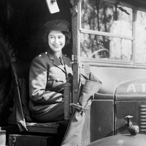Боже, храни королеву! Елизавете II — 95 лет: путешествие вокруг света, роль девушки Бонда и юбилей, омраченный трауром