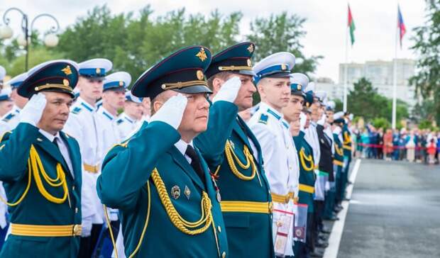 Александр Моор и Владимир Якушев вручили тюменским кадетам аттестаты