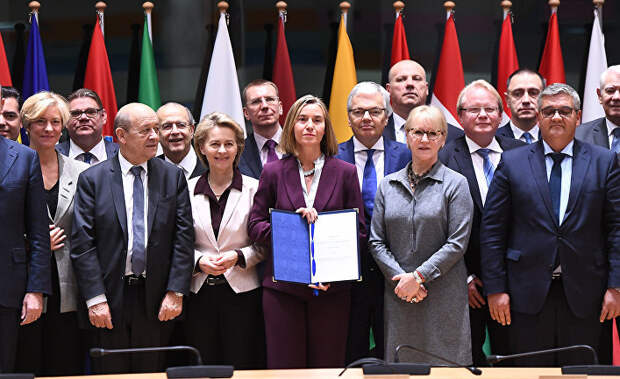 Глава европейской внешней политики ЕС Федерика Могерини и министры иностранных дел и министры обороны стран ЕС после подписания соглашения по обороне PESCO