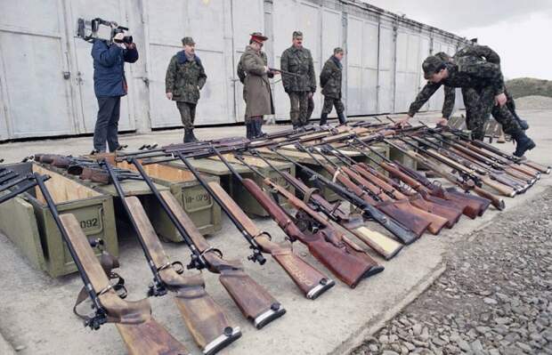 Советские десантники осматривают оружие конфискованное у местной организации милиции в Каунасе. Литва, 26 марта 1990 год.