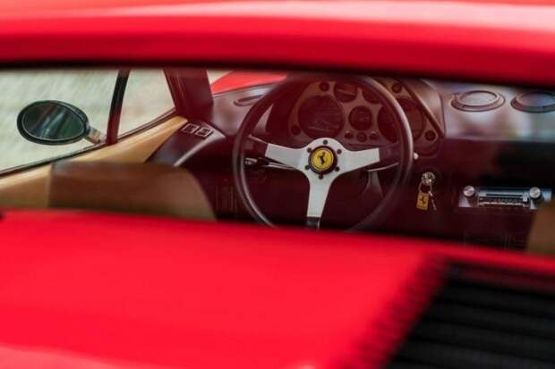 Ferrari 308 GTB Vetroresina с двигателем V8