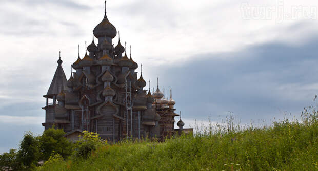 Россия, Погост Кижи, Кижи, Покровская церковь, Преображенская церковь, музей под открытым небом, храмы Карелии, древнерусское деревянное зодчество, достопримечательности России