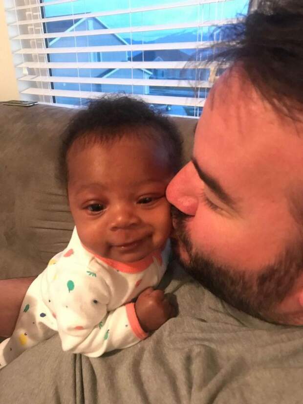 Мальчика усыновили родители. Затем они узнали, что его мама вновь беременна