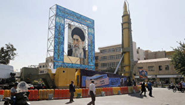 Иранская баллистическая ракета Ghadr-F рядом с портретом аятоллы Али Хаменеи в Тегеране. Архивное фото