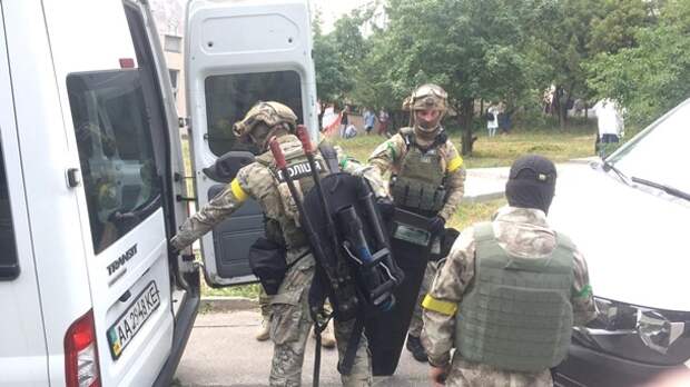 Вооруженные силовики окружили столичную психбольницу
