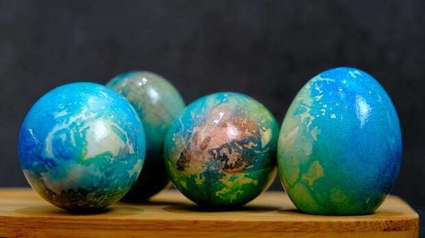 Пасхальные яйца как планета «Земля» - как покрасить яйца на Пасху красиво и необычно как покрасить яйца на пасху, мраморные пасхальные яйца, пасха, пасха 2019, пасхальные яйца, своими руками, яйца на пасху
