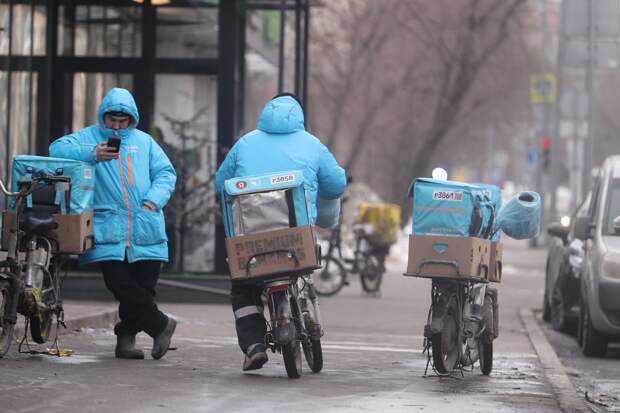 SuperJob: зарплаты курьеров в Москве на 12% выше, чем у специалистов с дипломом