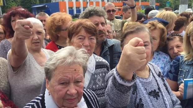 На протесте в Одессе пенсионеры показывали «Правому сектору» неприличные жесты