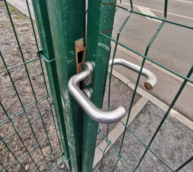 Сломанный замок на собачьей площадке на Маршала Еременко починили