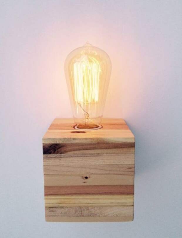 Маленький настенный светильник, который можно создать своими руками из распила деревянного бруска. 