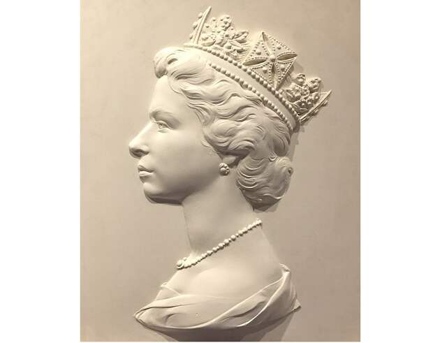 Скульптурное изображения профиля Елизаветы II, которое использовалось для изображения на серии почтовых марок, Арнольд Машен. (сс) Wikimedia Commons