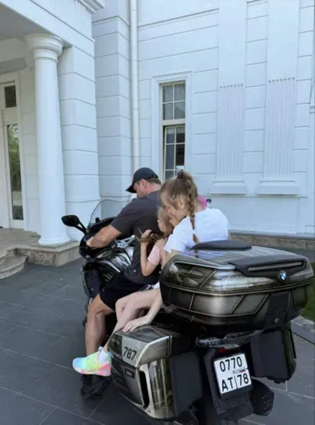 Антон Петров с дочерьми