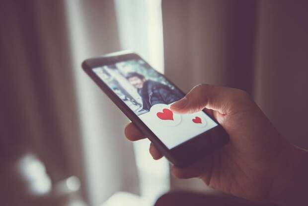 Названа главная ошибка женщин в приложениях для знакомств
