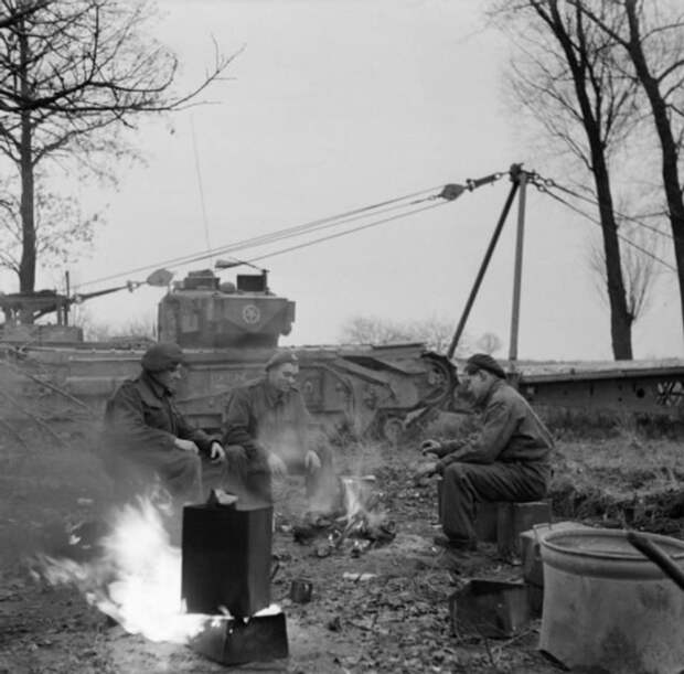 Британские военные заваривают чай, находясь на территории Нидерландов. 30 ноября 1944 г.