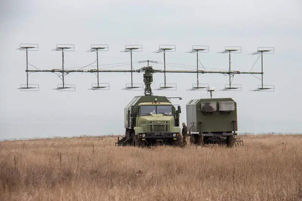 Появились кадры уничтожения РЛС П-18 ВСУ под Владимировкой ударом российской ракеты