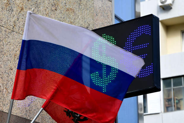 Superjob: менее четверти россиян следят за курсами евро и доллара