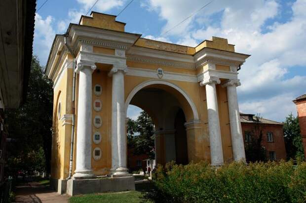 Триумфальная арка в городе Новгород-Северский сохранилась до настоящего времени