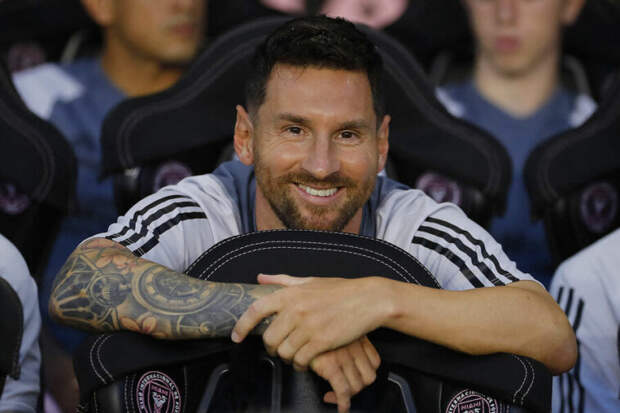 Выиграл приз и не приехал: Месси забрал премию FIFA, не явившись на церемонию