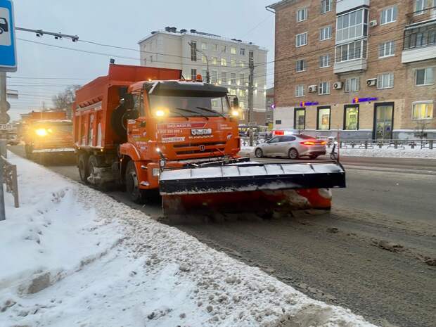 В Ижевске продолжается вывоз скопившегося снега с улиц