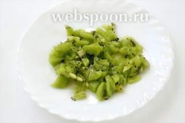 Мелкими кусочками режем киви.
