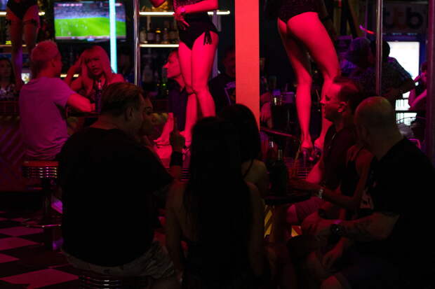 Двое мужчин занялись сексом с эскортницами в Таиланде и сбежали без оплаты