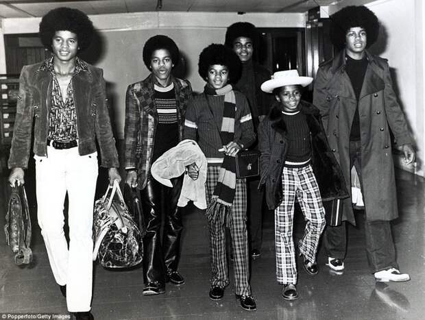 Группа "The Jackson 5", октябрь 1972 г. Майкл Джексон - третий слева архивные фотографии, аэропорт, аэропорты, знаменитости, известные люди, старые фото, фото знаменитостей