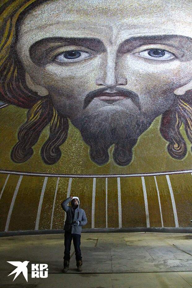 Лик Христа во время строительства Главного храма Вооруженных сил РФ.