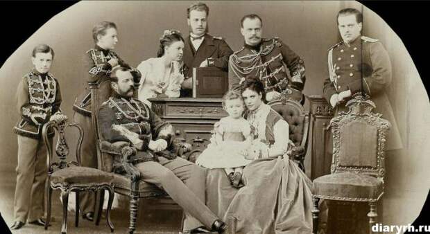 Александр II с семьей./Фото: diaryrh.ru
