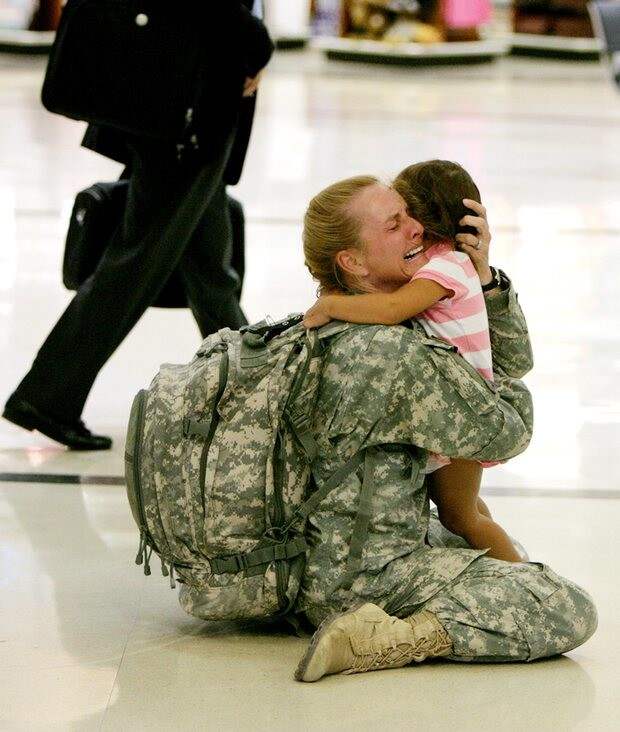 10. Воссоединение матери с дочерью спустя 7 месяцев службы в Ираке  сила, фотография