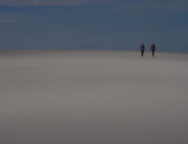 Люди в пустыне. Фото