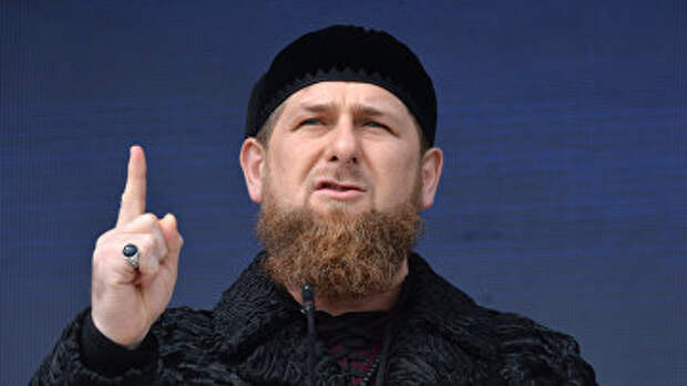 Глава Чеченской Республики Рамзан Кадыров выступает на праздновании Дня конституции Чеченской Республики перед Центральной мечетью в Грозном. Архивное фото