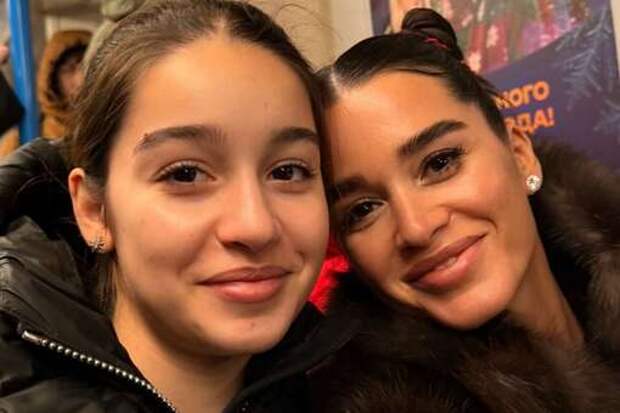 Телеведущая Ксения Бородина опубликовала фото с дочерью в метро