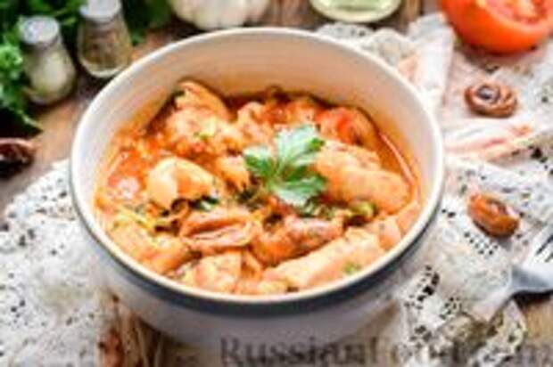 Фото к рецепту: Курица, тушенная с финиками и овощами