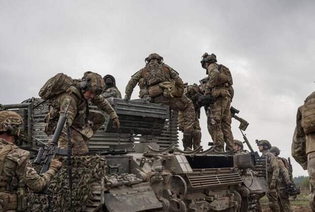 Украинские военные не могут противостоять наступлению ВС России в ДНР и готовятся к сдаче Торецка, Красногоровки и Очеретино. Наступление успешно развивается на полосе шириной около 110 километров.