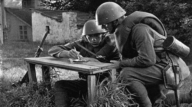 Если не было писем из семьи, то боец переписывал стихотворение К. Симонова «Жди меня», которое становилось его оберегом. | Фото: therussiantimes.com.