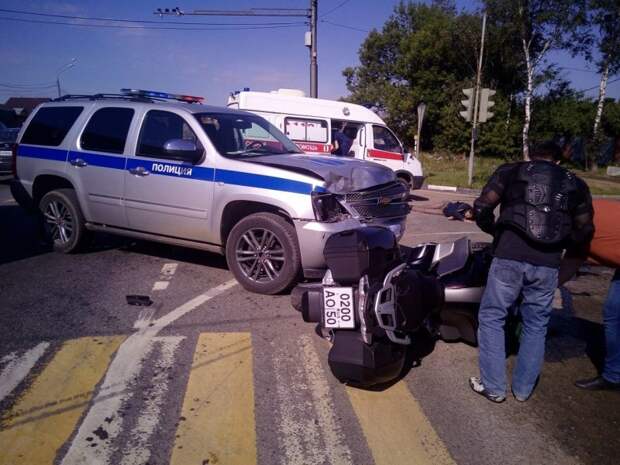Авария дня. Полицейский внедорожник столкнулся с мотоциклом в Балашихе авария, авария дня, авто, авто авария, видео, дтп, мотоциклист, полиция