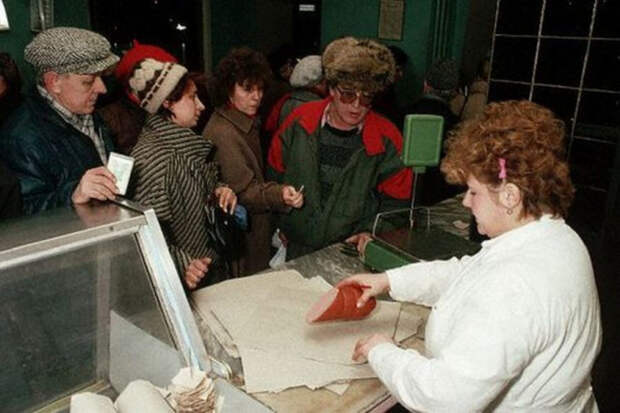 Продукты в СССР заворачивали в плотную бумагу, которая прекрасно заменяла современные полиэтиленовые пакеты. /Фото: vladnews.ru Продукты в СССР заворачивали в плотную бумагу, которая прекрасно заменяла современные полиэтиленовые пакеты. /Фото: vladnews.ru