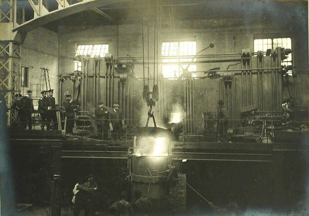 26. Группа инженеров и рабочих завода наблюдают за процессом выпуска выплавленной стали. 30 апреля 1910