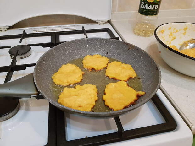 Оранжевые оладушки от бабушки. Только тыква, яйца и мука - просто и вкусно