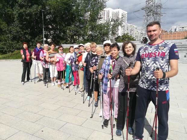 Занятия по скандинавской ходьбе возобновились в парке 850-летия Москвы