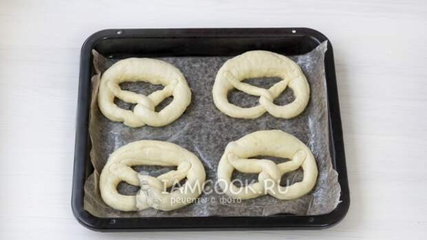 Переложили булочки на противень