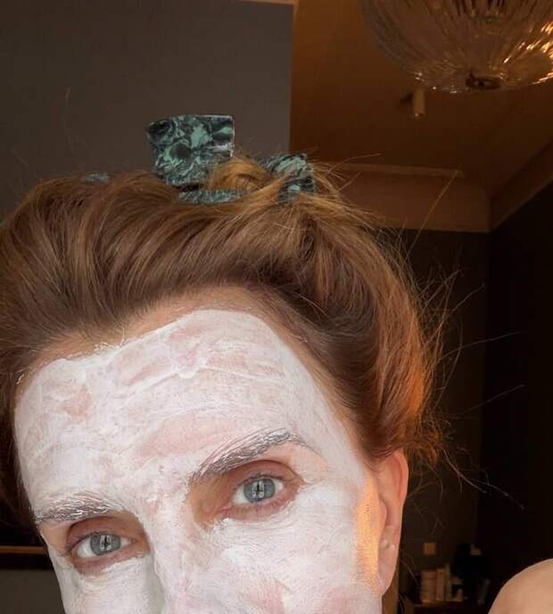 Телеведущая Светлана Бондарчук показала себя без макияжа с маской на лице