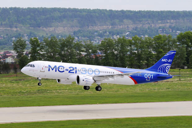 Российский авиалайнер МС-21-300.
