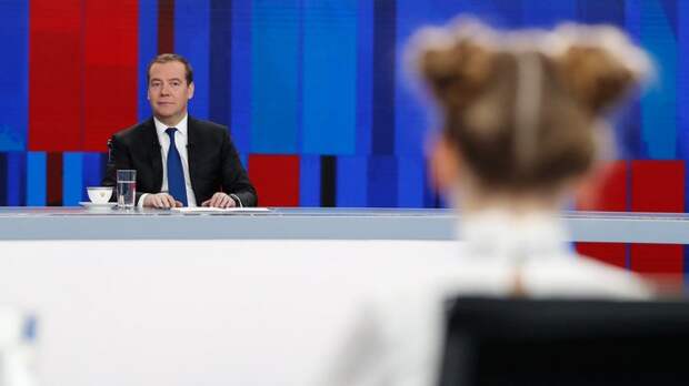 Ходили бы и присягали ему: Эксперты оценили шансы Медведева вернуться в президентское кресло