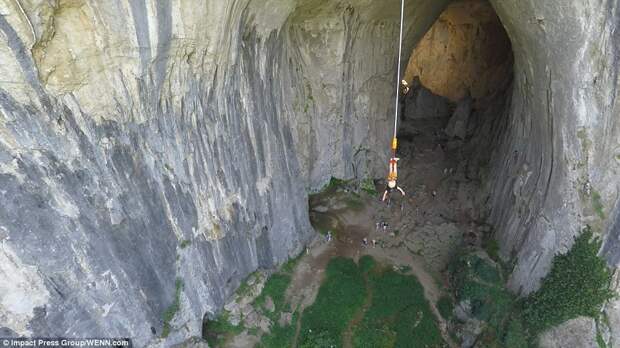 Прыжки с веревкой над пещерой Проходна. Фото
