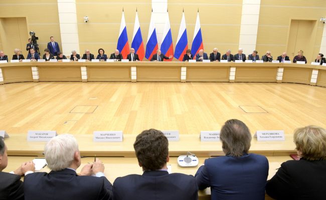 Не пора ли привязать все зарплаты и пенсии госслужащих к средней по стране?