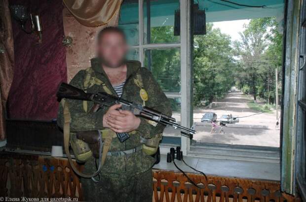 Нам не без труда удалось уговорить «Харькова» посмотреть в объектив камеры. Ополченцы не любят съемку, избегая вопросов и лишних подробностей. Фото: Елена Жукова, «ПИК».