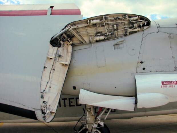 Палубный тактический транспортный самолет C-2 Greyhound