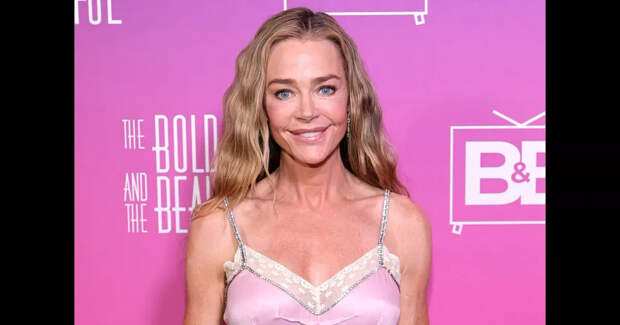 55-летняя Дениз Ричардс впервые вышла в свет после нашумевшей подтяжки лица