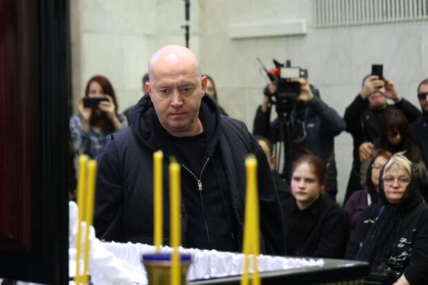 Сергей Бурунов, Гарик Харламов и Ирина Темичева простились с Романом Поповым Сергей Бурунов, Гарик Харламов и Ирина Темичева простились с Романом Поповым